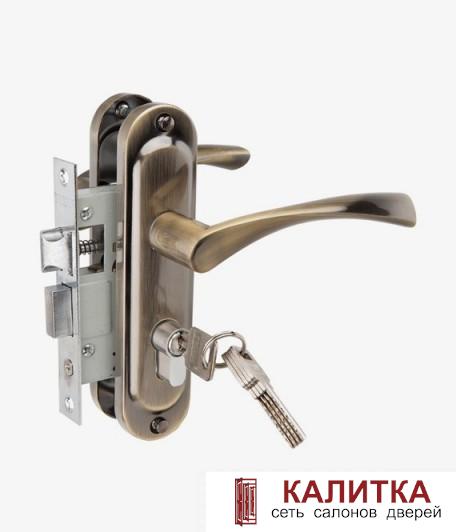 Ручка дверная  на планке в комплекте с замком 50/76-ЦМ70 (ключ-ключ) AB (бронза)
